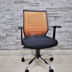 Кресло Barneo K-138 для персонала (черная ткань оранжевая сетка) в Лысьве - lysva.mebel24.online | фото