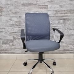 Кресло Barneo K-147 для персонала (серая ткань и сетка) в Лысьве - lysva.mebel24.online | фото 1